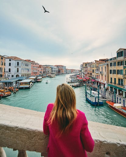 García Sáenz de Urturi contempla el Gran Canal desde el puente de Rialto, otro de los escenarios de su nueva novela.