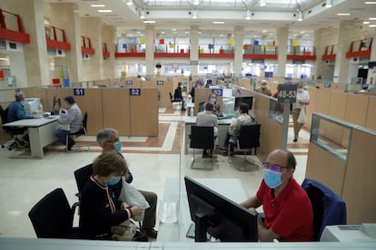 Varias personas solicitan el borrador de la renta en una oficina de la Agencia Tributaria en Madrid