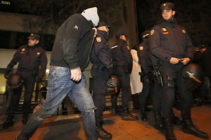 Uno de los 21 detenidos deja los juzgados de Plaza Castilla, anoche.