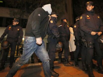 Uno de los 21 detenidos deja los juzgados de Plaza Castilla, anoche.