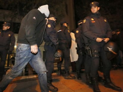 Uno de los 21 detenidos deja los juzgados de Plaza Castilla, anoche.