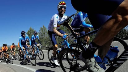 El corredor murciano del equipo Movistar, Alejandro Valverde, corre entre sus compañeros de equipo durante la disputa de la 1ª de la primera etapa de la 71ª edición de La Vuelta Ciclista a la Comunitat Valenciana.