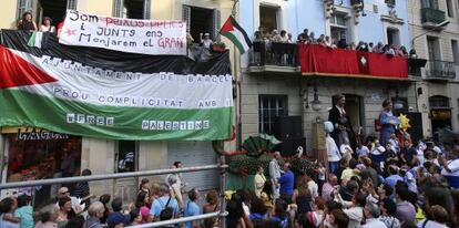 Los dos balcones donde se producen los tradicionales pregones de fiestas en Gr&agrave;cia.