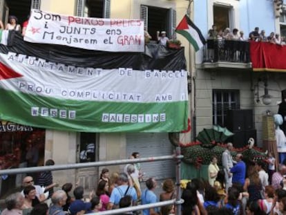 Los dos balcones donde se producen los tradicionales pregones de fiestas en Gr&agrave;cia.