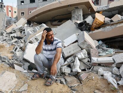 Un hombre paelstino ante las ruinas de su casa en Khan Younis, en el sur de la franja de Gaza