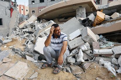 Un hombre paelstino ante las ruinas de su casa en Khan Younis, en el sur de la franja de Gaza