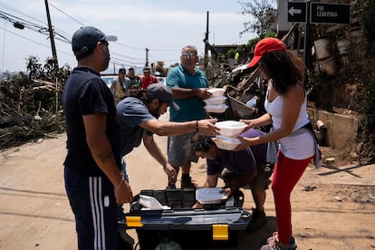 Voluntarios reparten comida en Viña del Mar.