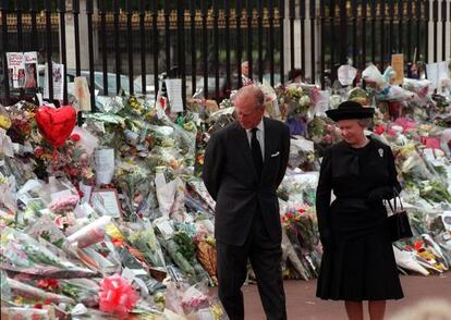 La reina Isabel y su marido, ante las flores de homenaje a Diana en el palacio de Buckingham.