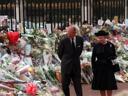 La reina Isabel y su marido, ante las flores de homenaje a Diana en el palacio de Buckingham.