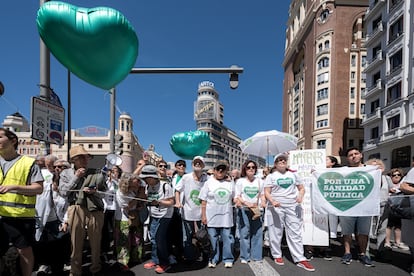 Una manifestación por la sanidad pública y contra la política sanitaria del Gobierno de Madrid, el pasado mayo.