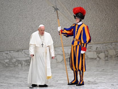 El Papa Francisco pasa junto a un miembro de la Guardia Suiza Pontificia, este miércoles.