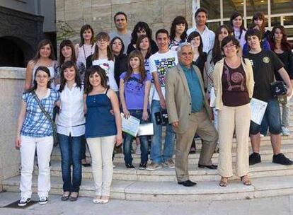 El equipo del instituto Rodanas, ganador aragonés (a la izquierda), con el adjunto a la dirección de El PAÍS, Juan Cruz.