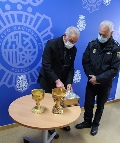 El comisario jefe de Hortaleza hace entrega al párroco de Nuestra Señora del Tránsito los objetos robados.