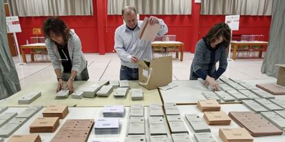 Un colegio electoral de Pamplona en las generales de 2011.