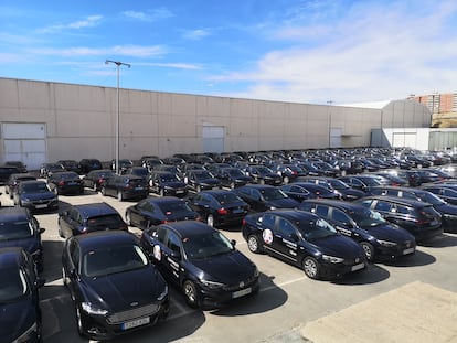 Coches de Moove Cars aparcados este martes en su sede de Vallecas, Madrid.