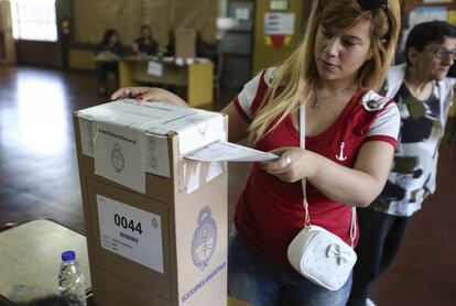 Una mujer deposita su voto en un colegio electoral en Buenos Aires. Tras la primera vuelta del pasado 25 de octubre, unos 32 millones de argentinos están convocados a las urnas para elegir entre el conservador Mauricio Macri, candidato de la coalición opositora Cambiemos y favorito en los sondeos, y el peronista Daniel Scioli, del gobernante Frente para la Victoria. 