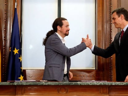 Pablo Iglesias y Pedro Sánchez se saludan tras firmar el acuerdo programático. 