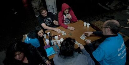 Trabajadores de Edesa juegan a las cartas en el encierro que mantiene en Basauri.