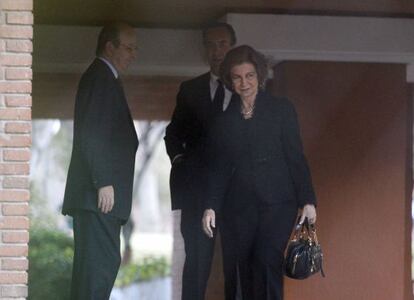 La Reina, acompa&ntilde;ada por el jefe de la Casa del Rey, Rafael Spottorno, a su salida del domicilio de la familia Marichalar en Madrid.