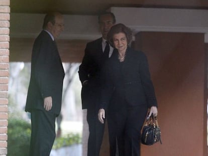 La Reina, acompa&ntilde;ada por el jefe de la Casa del Rey, Rafael Spottorno, a su salida del domicilio de la familia Marichalar en Madrid.