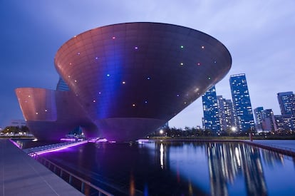 Se espera que esté acabada en el 2020, pero la ciudad de Songdo, en Corea del Sur, ya cuenta con zonas verdes (que suponen el 40% de la superficie), bloques de apartamentos, un centro de convenciones con brillantes prismas y el sistema de recogida neumática de residuos que evita el uso de camiones.