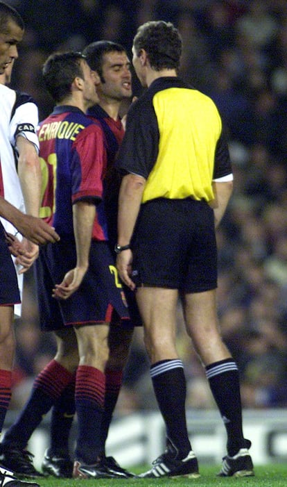 2001. Fútbol. Semifinales de la Copa de la UEFA. Barcelona (0) Liverpool ( 0). En la imagen Luis Enrique y Josep Guardiola.
