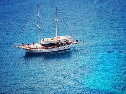 Un yate surca el mar Egeo en la península de Bodrum, en Turquía.