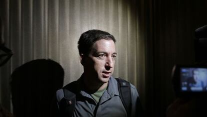 Glenn Greenwald, el 10 de junio de 2013, mientras atend&iacute;a a los periodistas en su hotel de Hong Kong.