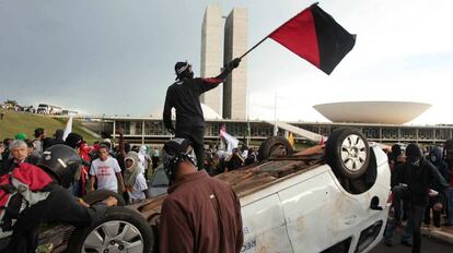 Manifestantes em protesto em frente ao Congresso.