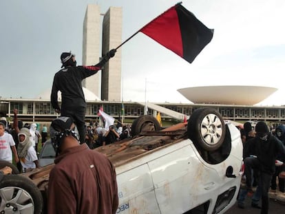 Manifestantes em protesto em frente ao Congresso.