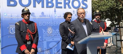 Javier Barbero en un homenaje a los bomberos fallecidos en los Almacenes Arias hace 31 años.