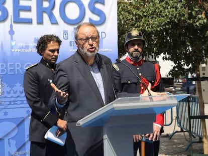 Javier Barbero en un homenaje a los bomberos fallecidos en los Almacenes Arias hace 31 años.