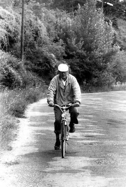 Miguel Delibes paseando en bicicleta en un pueblo burgalés en 1990.