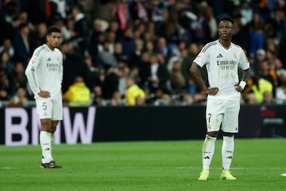 El delantero del Real Madrid Vinicius Jr. tras el cuarto gol del FC Barcelona durante el partido de la última jornada.