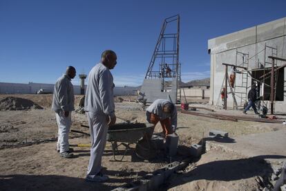 Los internos trabajan en la construcción de una capillal dentro de la prisión del estado en Ciudad Juárez. El Papa Francisco visitará esta prisión y se reunirá con los internos.