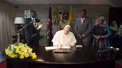 El papa Francisco (c) firma el Libro de Oro junto al presidente de Kenia, Uhuru Kenyatta (2d) durante una ceremonia en la Casa de Gobierno em Nairobi (Kenia).