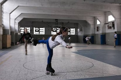 Clase de patinaje artístico en el club Juventud Unida de Llavallol.