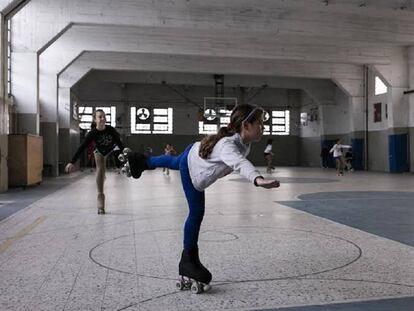 Clase de patinaje artístico en el club Juventud Unida de Llavallol.