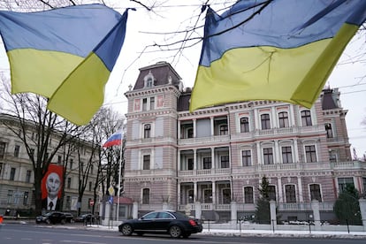 Banderas ucranias y un cartel crítico con Putin, ante la Embajada de Rusia en Riga, a finales de enero.