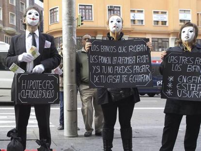 Afectados por la cla&uacute;sula suelo durante una concentraci&oacute;n en Madrid.