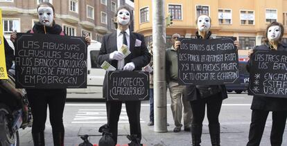 Afectados por la claúsula suelo durante una concentración en Madrid.