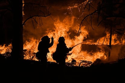 Dos bomberos trabajan en la extinción de un incendio en Oroville, California (EE UU).