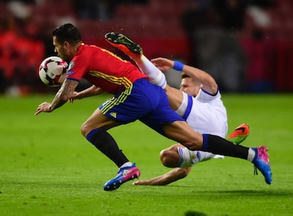 Vitolo (izquierda) y Rami Gershon, en un momento del partido.