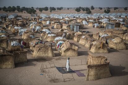 Un hombre reza en el campo de refugiados de Muna Garage, en Nigeria.