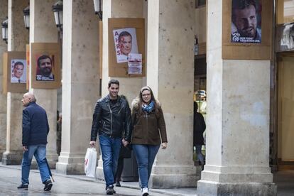 Mario Pérez (32 años) y María García (30) hacen unas compras en una mañana otoñal. A su parecer, Casado se ha adaptado a las circunstancias tanto al no afeitarse como con los “cambios de estrategia”. Los sondeos, explican, parecen darle la razón.