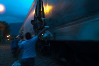 Las Patronas y voluntarios reparten alimentos al paso de un tren nocturno. Trabajan todos los días del año haga frío o calor, llueva o luzca el sol, de noche y de día. Siempre están para dar algo de alivio a los inmigrantes centroamericanos que sufren mil y una adversidades en su peregrinaje a Estados Unidos.