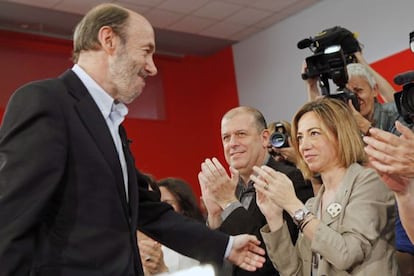 Rubalcaba saluda a Chacón al inicio de la reunión con los militantes del PSC. 