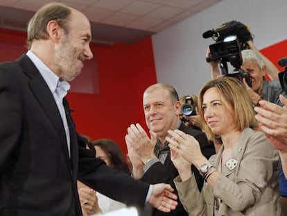 Rubalcaba saluda a Chacón al inicio de la reunión con los militantes del PSC.