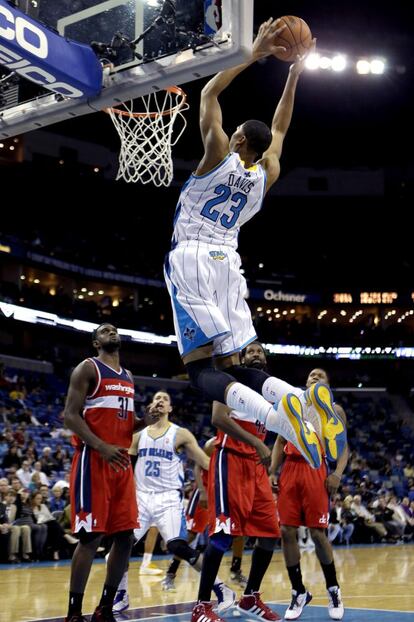 Anthony Davis se dispone a machacar el aro durante el partido de Washington Wizards