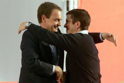 López abraza a Zapatero durante el mitin del PSE en Vitoria.